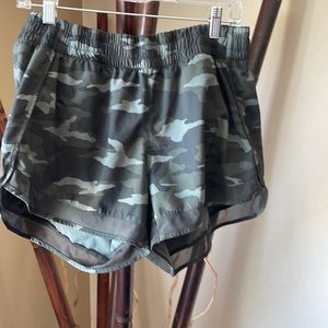 Athleta mesh racer run short 4” Large